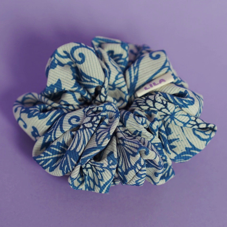 Upcycled fluffy Japanese kimono scrunchie - Delft Blue