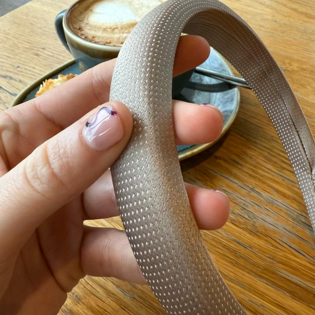 Attachez le sable de pneu à cheveux